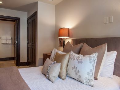 Luxury Vail 3 Bedroom Ski Condo - Sleeps 6 - Mountain Views Luxury Vail 3 Bedroom Ski Condo - Sleeps 6 - Mountain Views